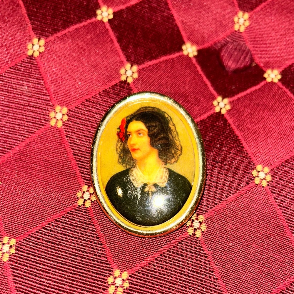 Vintage women’s portrait brooch - Picture 2 of 3